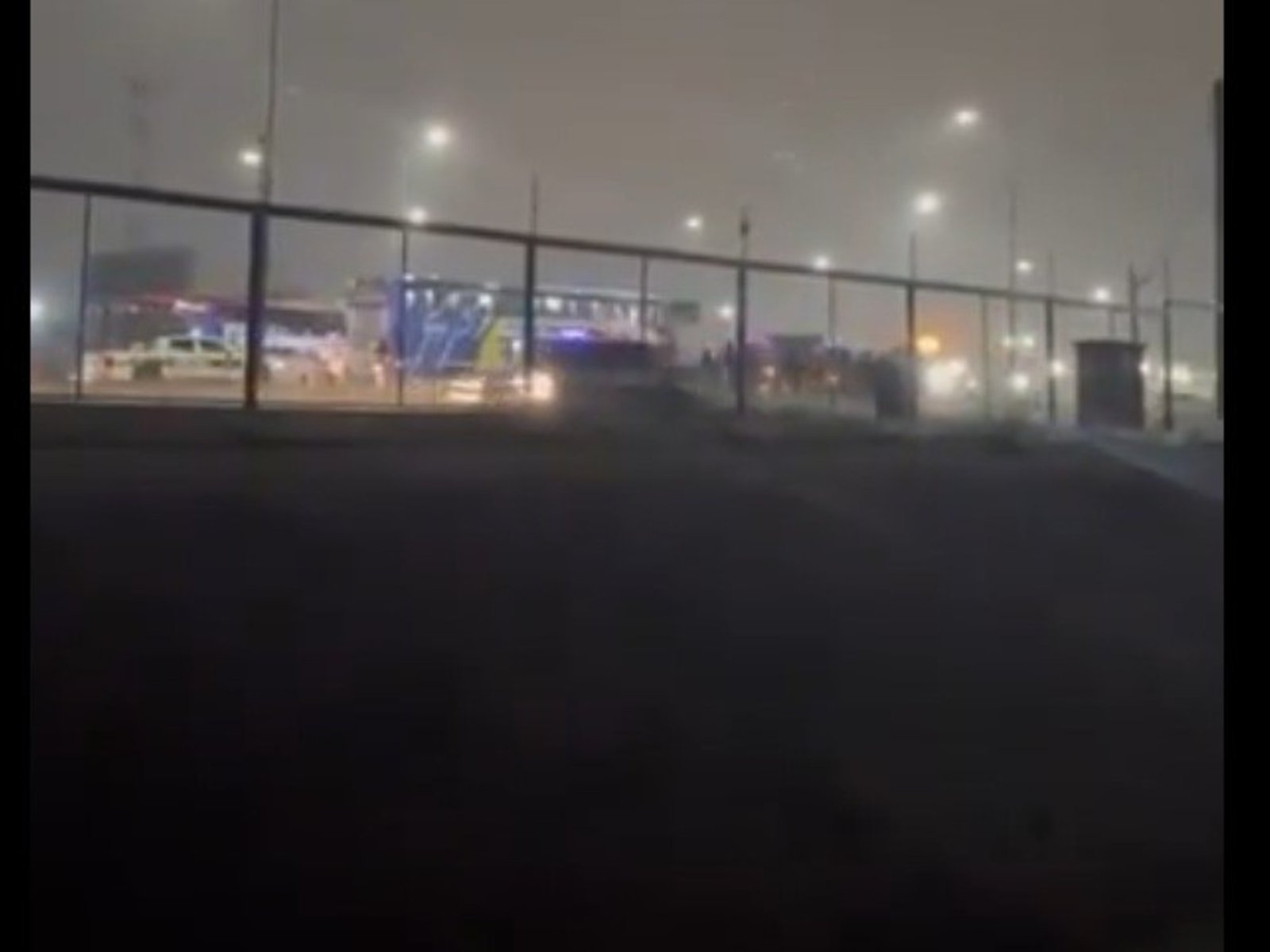 Balean a uno de los micros que trasladaba a hinchas de Tigre, tras el duelo copero con Nacional en Uruguay: hay un herido