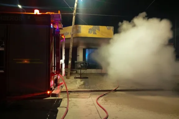 Bomberos sofocaron un incendio en un depósito del barrio Juan XXIII