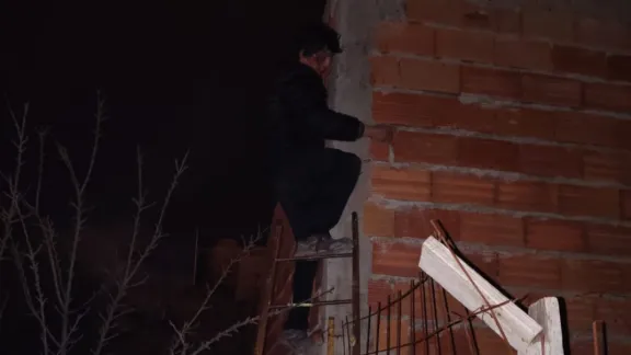 Caminaba por los techos y quedó colgado de un paredón mientras escapaba