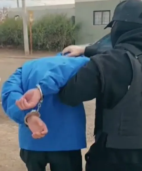 Cayeron dos sospechosos por un violento robo a una familia en Puerto Madryn: secuestraron un arma, celulares y joyas