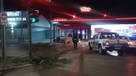 Chocó contra la baranda de una concesionaria y dio 1,45 g/l de alcohol en sangre