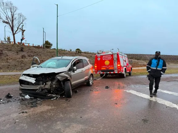 Choque frontal en Rawson: confirmaron que la conductora sufrió fractura en un tobillo
