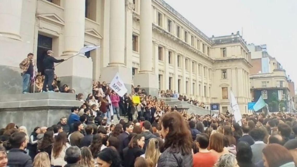 Conflicto salarial judicial: se viene la segunda cuota de la equiparación y descuentos por días de paro