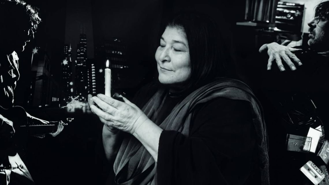 Cuatro puertas de entrada al universo de Mercedes Sosa: dos libros y dos discos imprescindibles