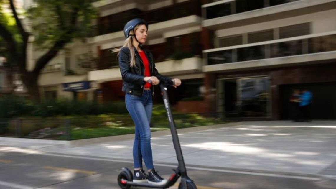 DNI, seguro y casco: los nuevos requisitos para circular en monopatín en Villa del Rosario