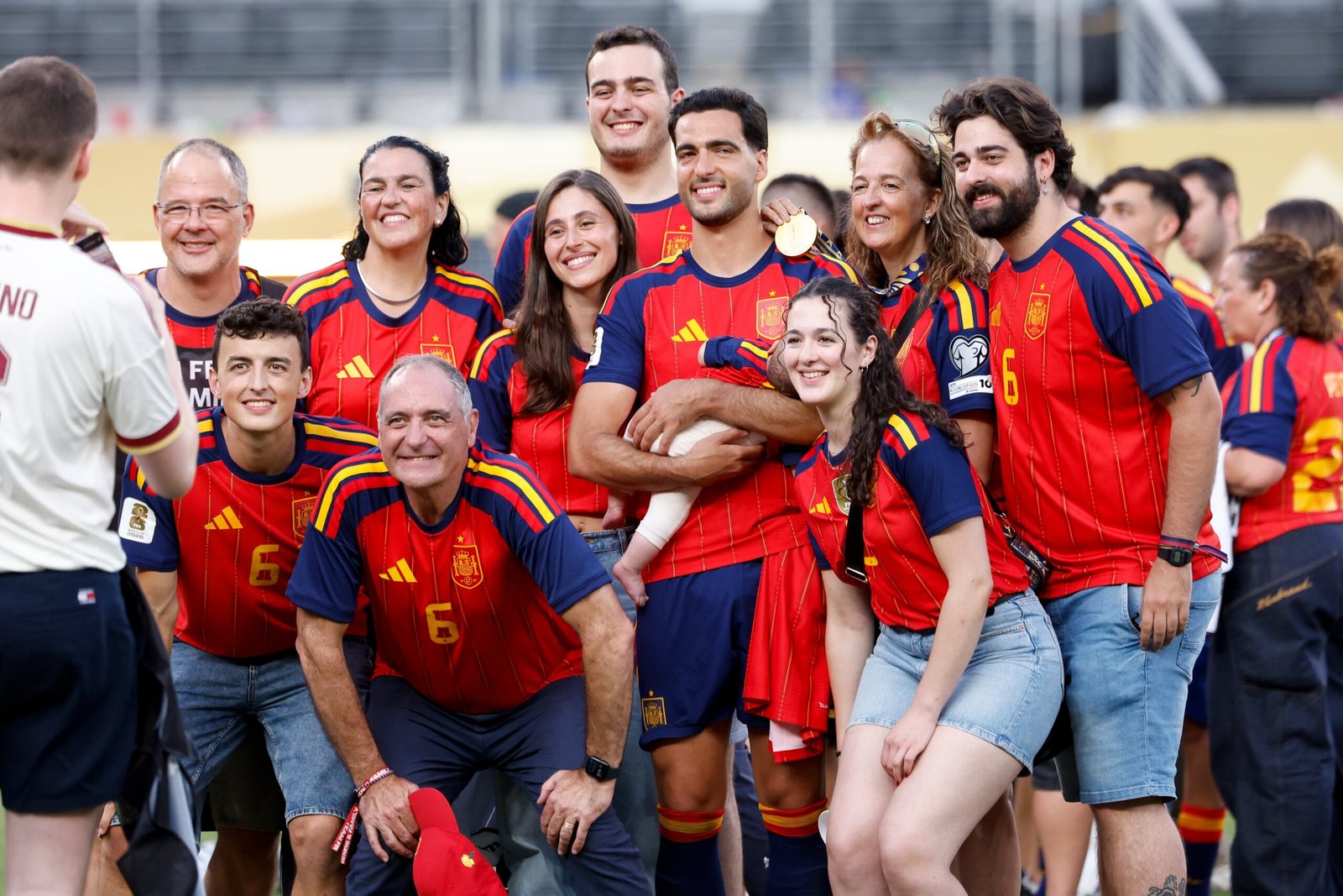 De Keyne, el hermano de Lamine Yamal, a la familia numerosa de Cucurella: los apoyos de los jugadores de la selección española fuera del campo