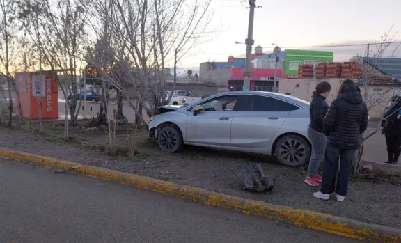Despiste y choque en Km 8: conductora sin lesiones tras impactar contra un árbol