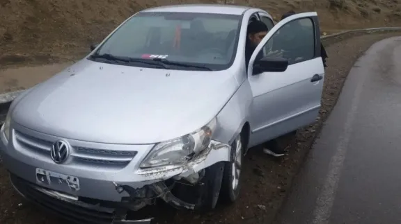 Despistó con su auto en la Ruta 3 tras perder el control por la calzada mojada