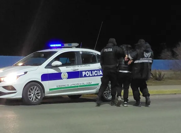 Despistó en la avenida Ducos, se negó al test de alcoholemia e intentó agredir a la Policía