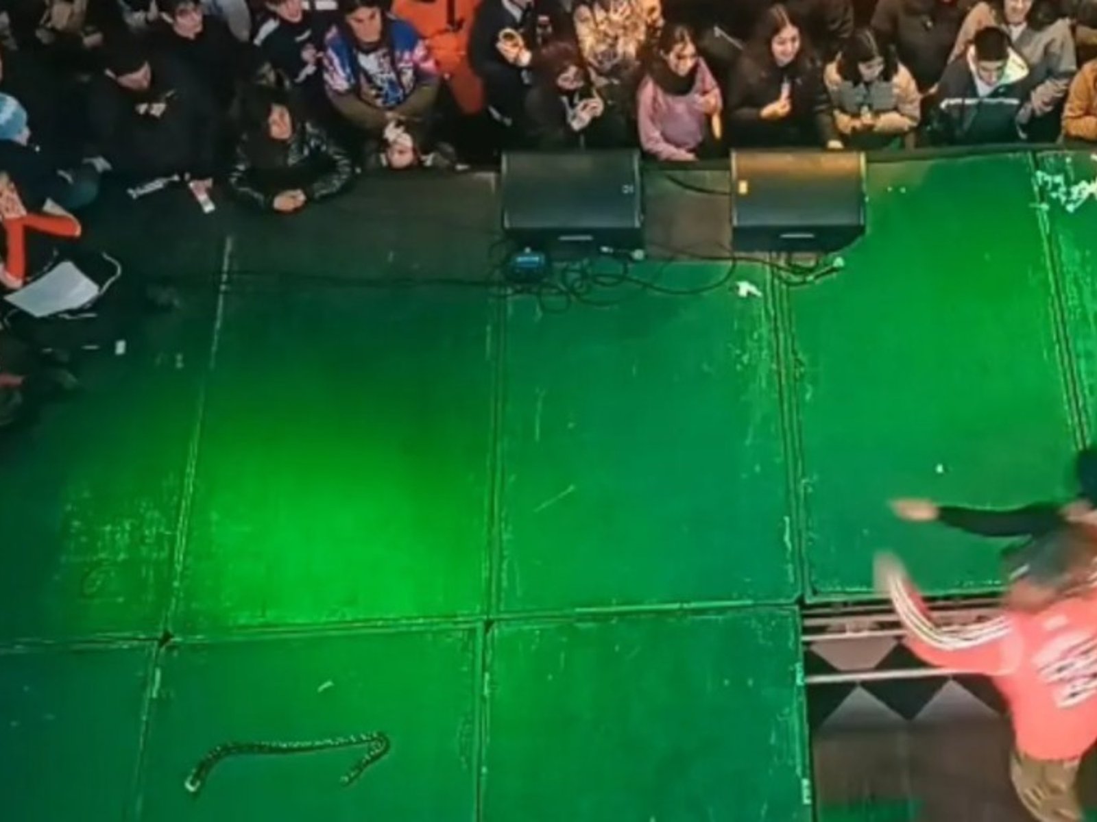Dos bailarines cayeron del escenario durante un concurso de K-Pop en La Plata