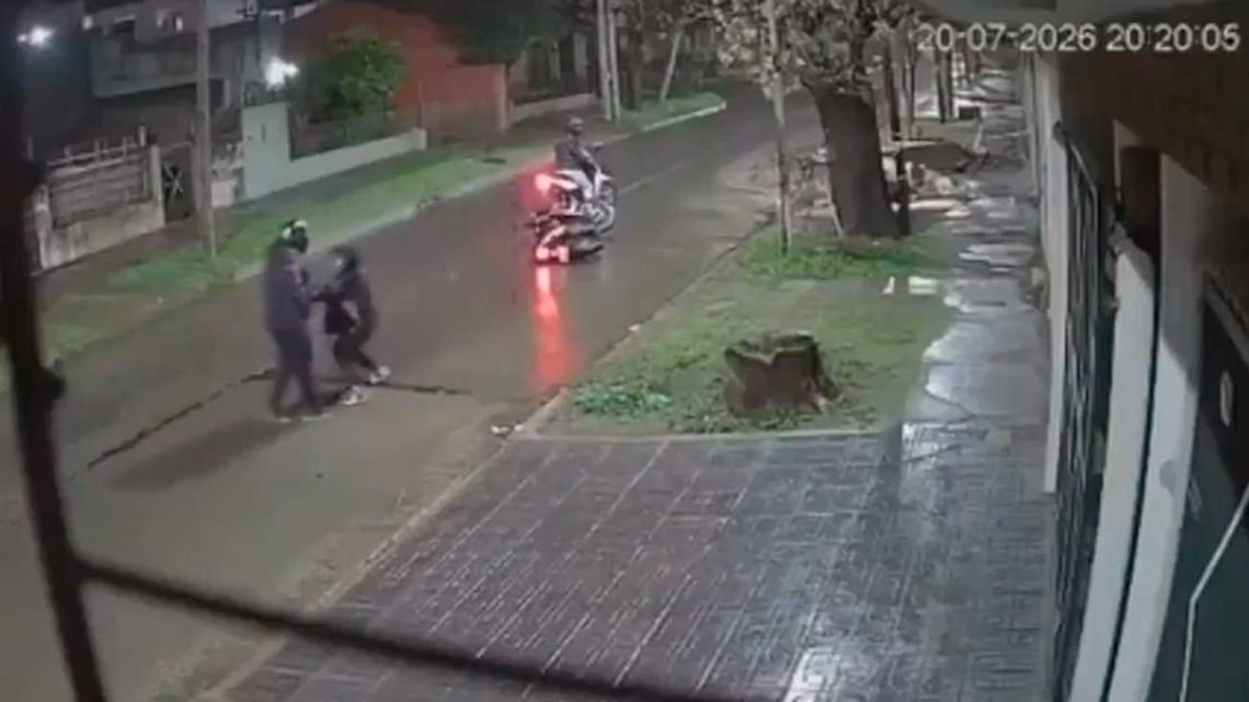 Dos motochorros mataron a un policía federal para robarle su moto