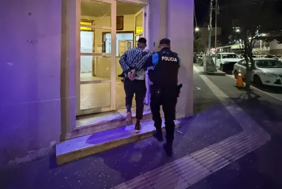 Dos vendedores ambulantes fueron detenidos en la Terminal de colectivos por insultar a pasajeros