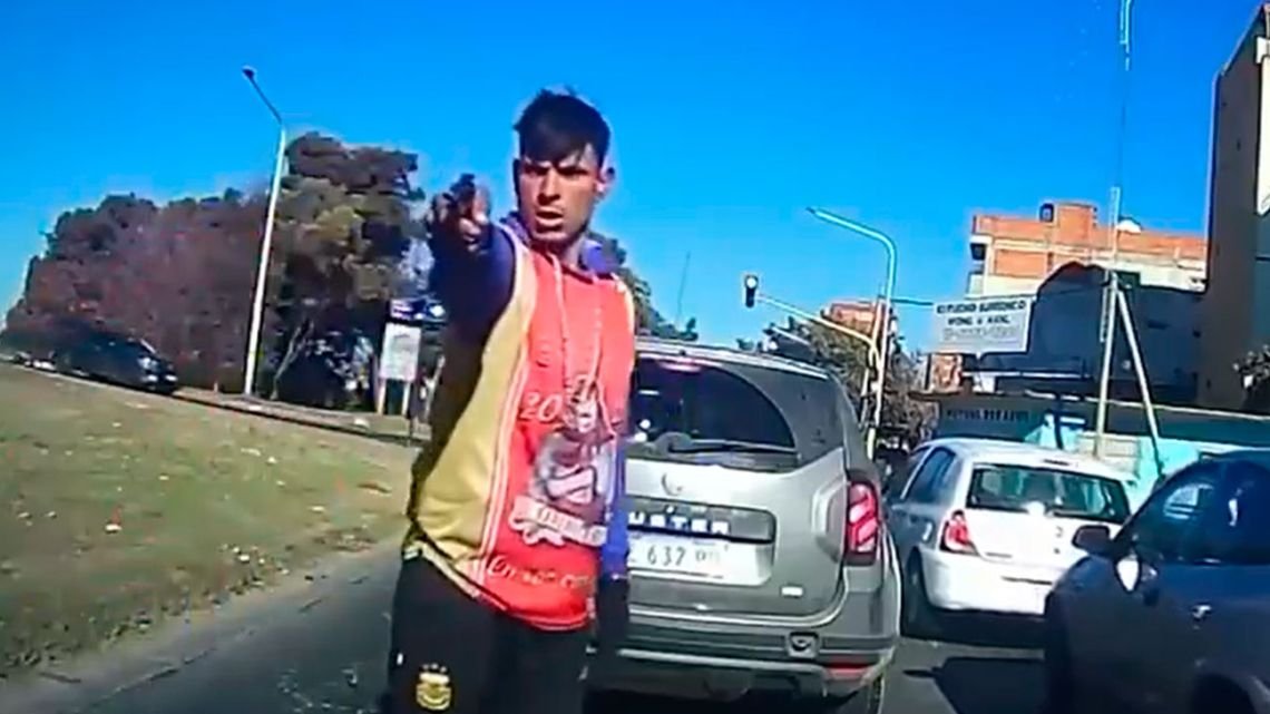 Dramático intento de robo en La Matanza: le apuntó con un arma a una mujer que frenó en un semáforo