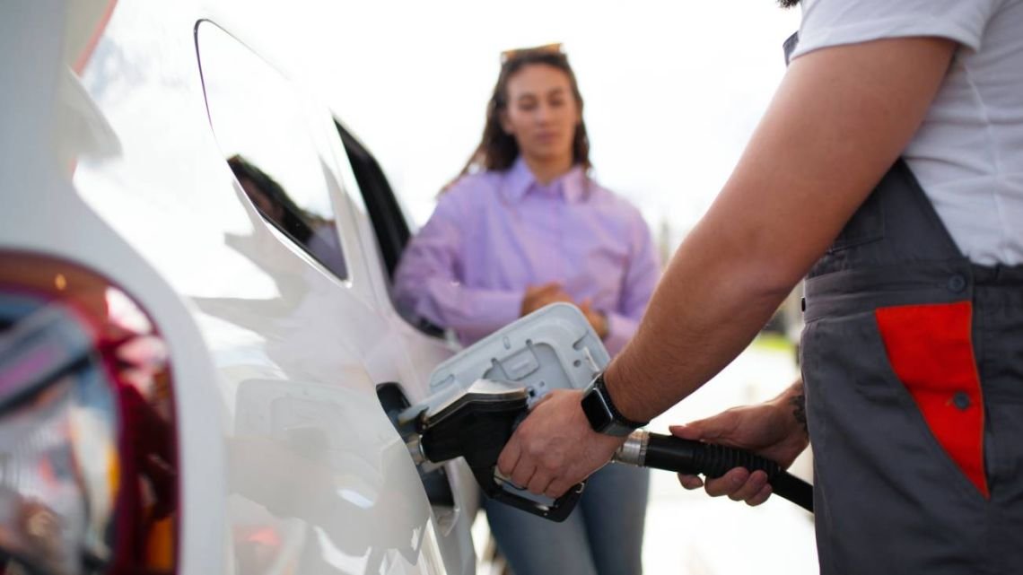El Gobierno aumentó el impuesto a los combustibles y volvió a postergar una parte de las subas para la nafta y el gasoil