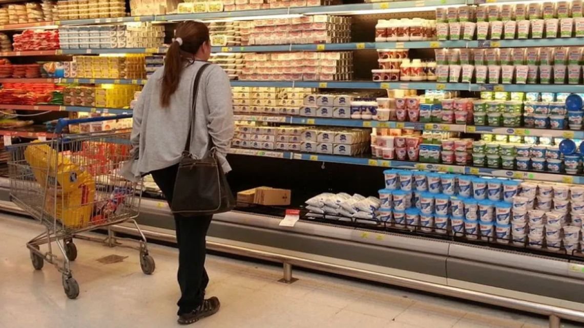 El INDEC publica la inflación de junio y el gobierno espera que quiebre el 2%: qué puede pasar con las tasas, el dólar y el crédito
