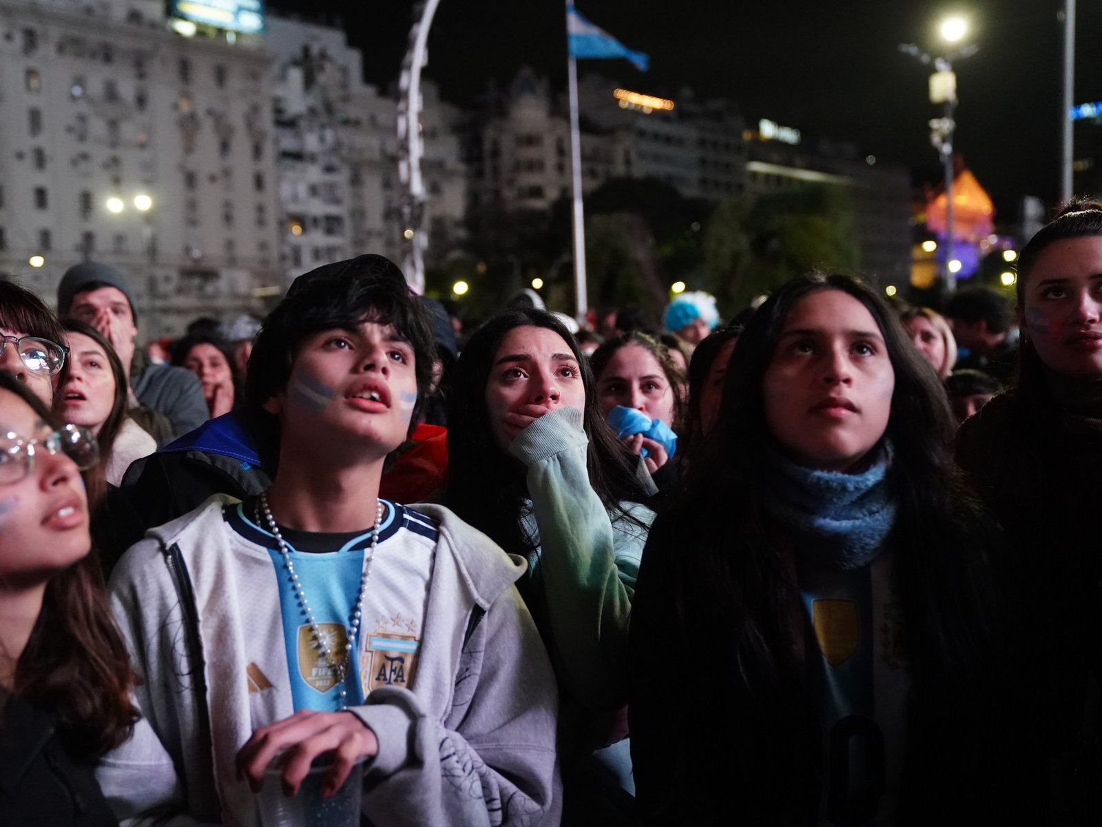 El Obelisco se llenó de gente a pesar de la derrota de Argentina, el frío y la lluvia