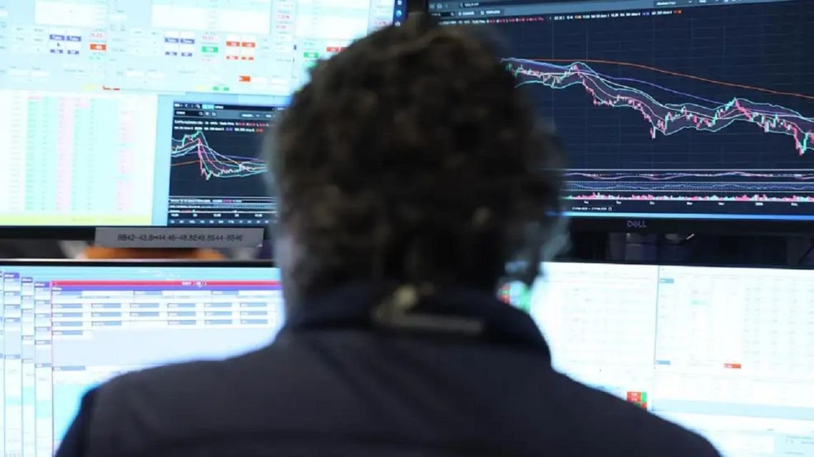 El Riesgo País suma cinco unidades y cierra en 442 puntos en una rueda con la mirada puesta en el FMI