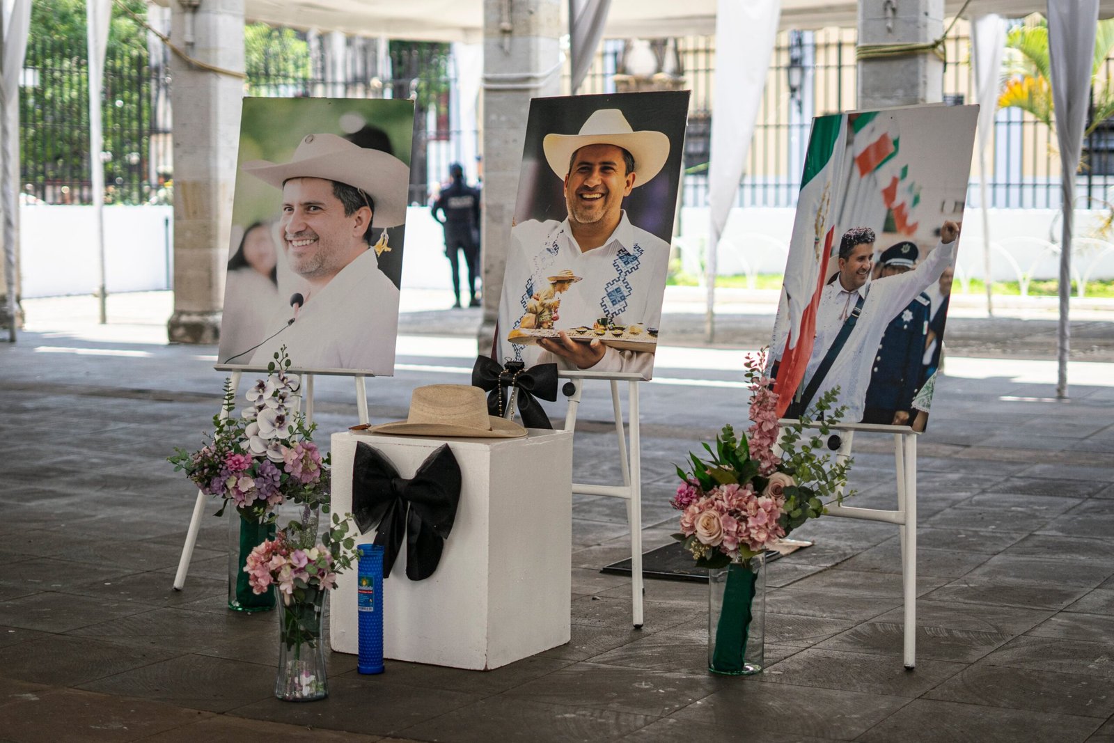 Un altar del exalcalde Carlos Manzo, colocado frente Palacio de Gobierno de Uruapan, Michoacán, el 29 de abril de 2026.