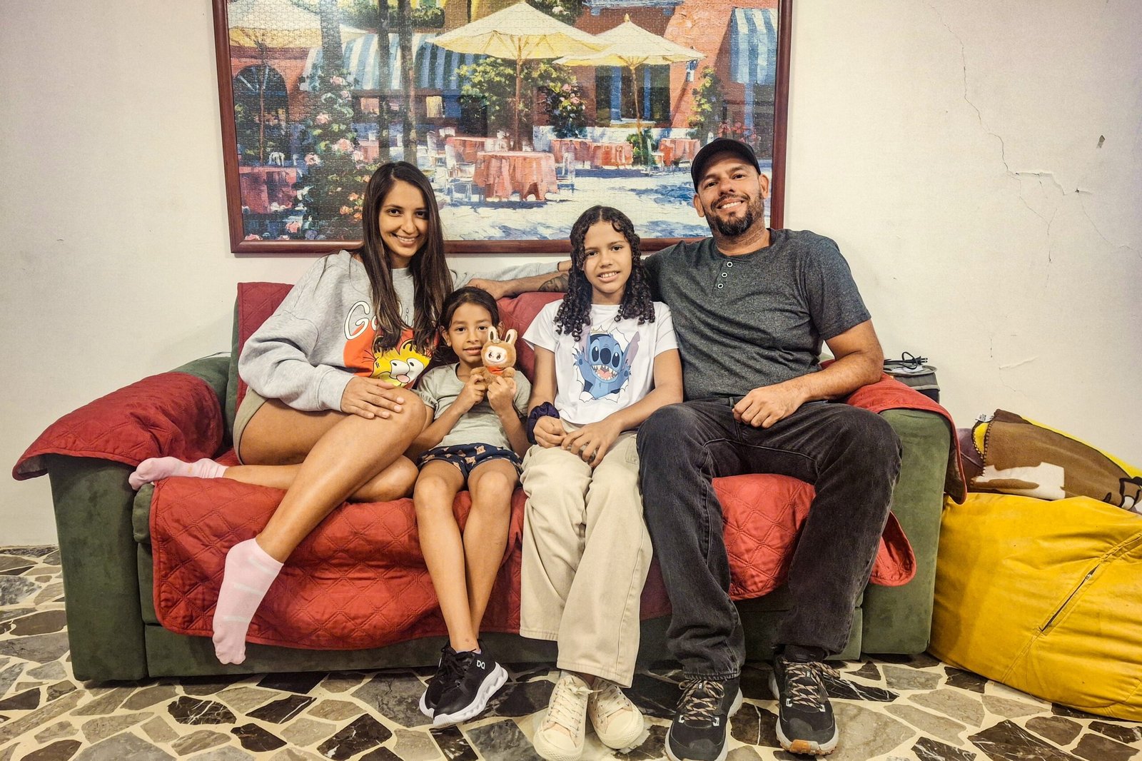 Familia Rondón: Asia, Hanna, Livanna y Carlos, en el departamento de un primo, en Caracas, el 30 de junio.