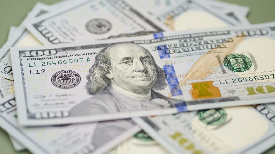 El dólar blue cerró en alza este lunes 13 de julio y el Banco Central volvió a comprar dólares