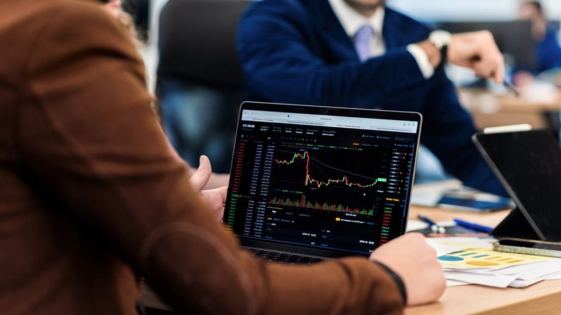 El dólar oficial se vendió a $1.510 y tocó su valor más alto desde noviembre 2025