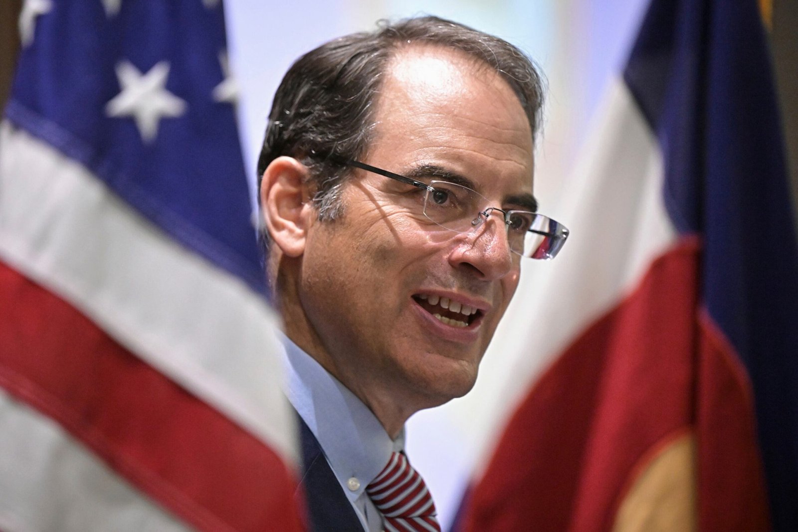 El fiscal general de Colorado que ha demandado a Trump 67 veces gana la candidatura demócrata a la gubernatura