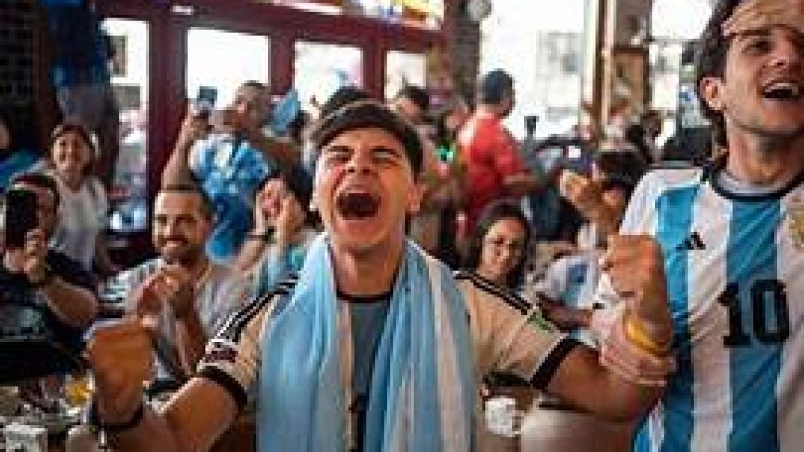 El peligro tras la pasión por el fútbol: hay entre 2 y 3 veces más emergencias cardíacas después de penales