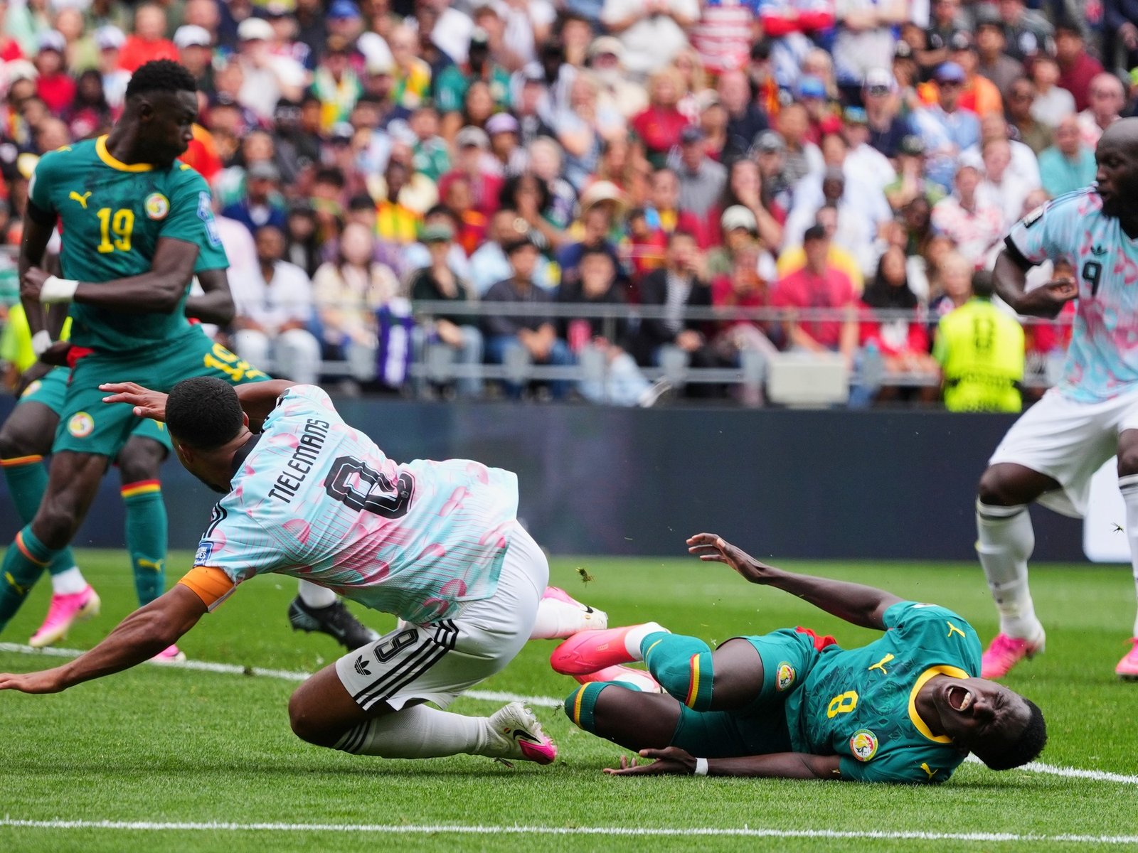 El penal de la polémica que le permitió a Bélgica vencer agónicamente a Senegal y clasificar a octavos del Mundial 2026