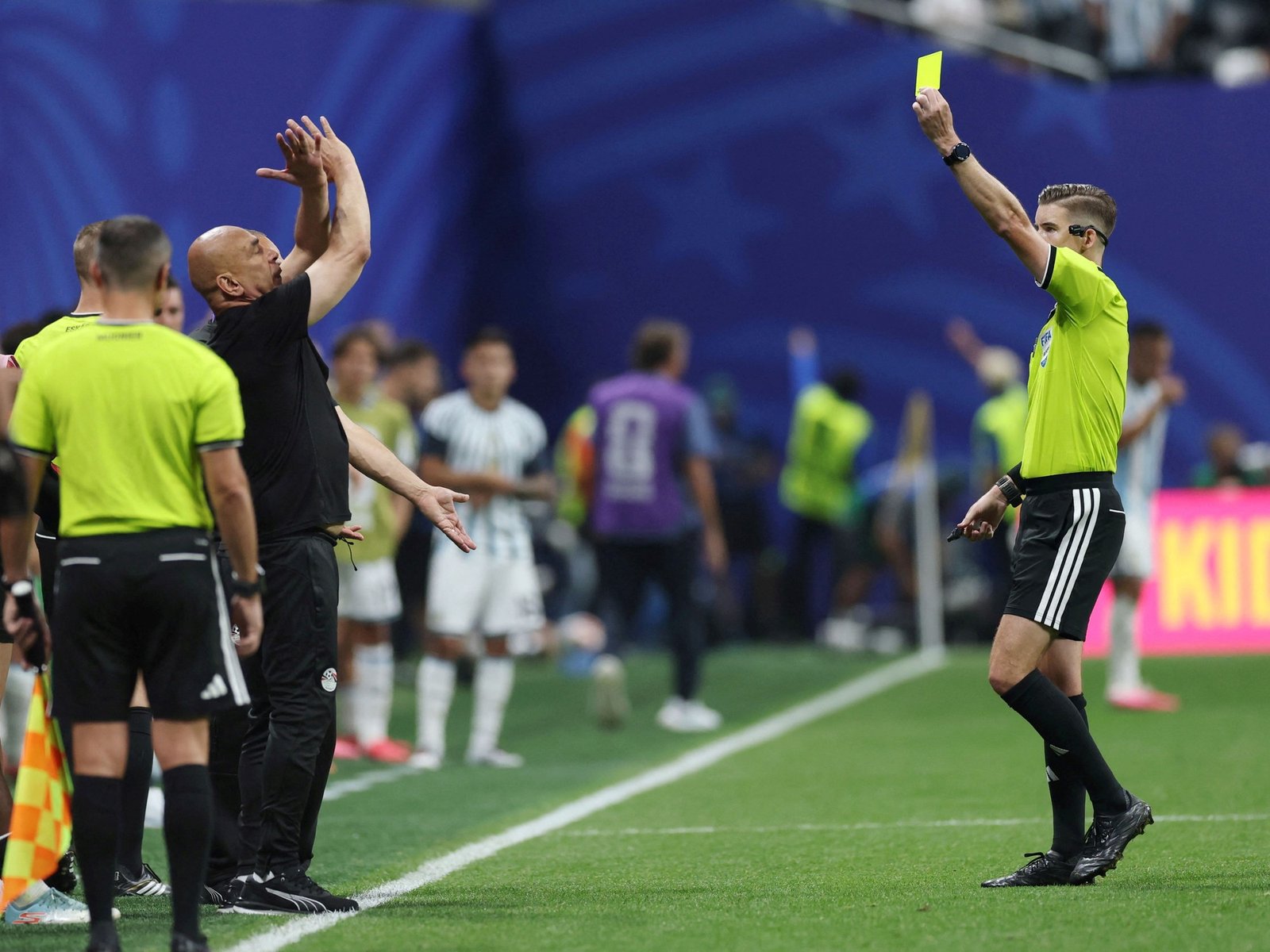 El técnico de Egipto explicó qué quiso decir con el gesto de brazos cruzados en la agónica derrota ante Argentina: "No era por racismo"