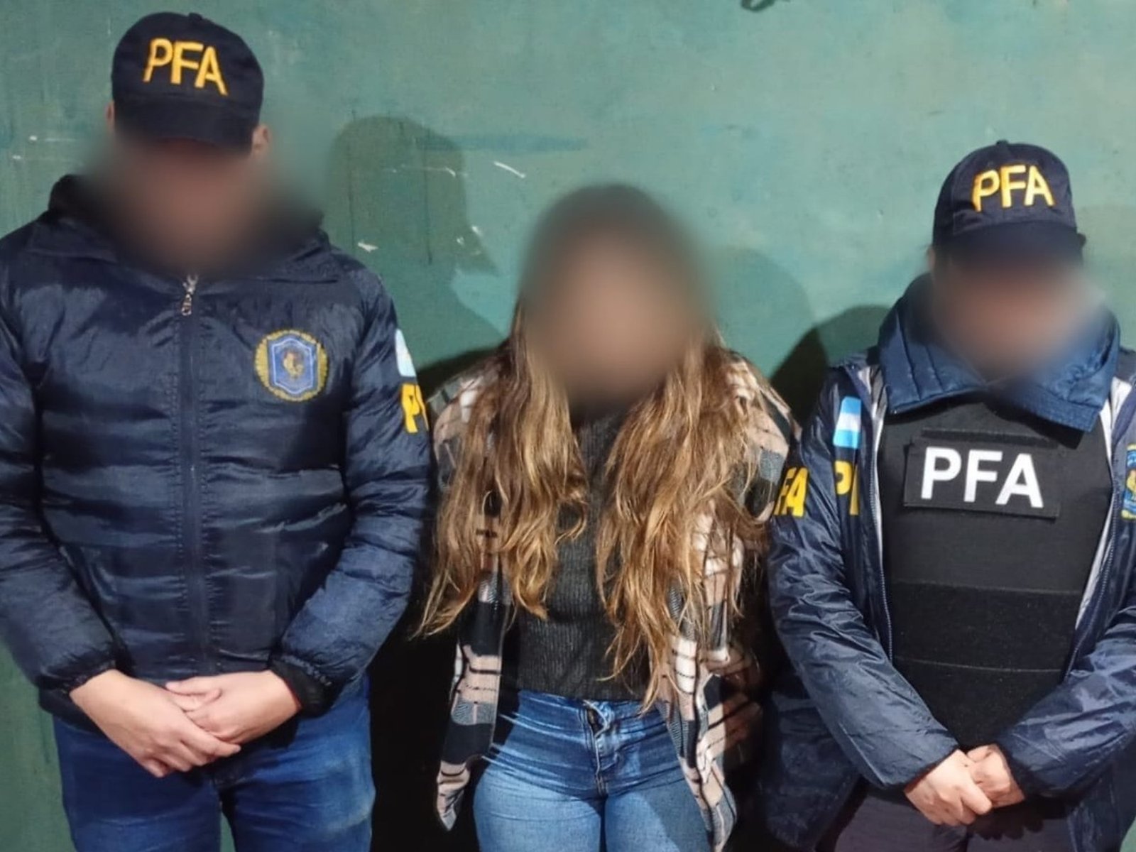 El viaje que despertó sospechas en Ezeiza y terminó con una mujer detenida por reclutar argentinos para combatir en Ucrania