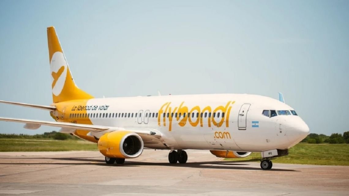"En junio cumplió 803 de 2.626 vuelos programados": una senadora radical apuntó contra Flybondi y le exigió explicaciones al Gobierno