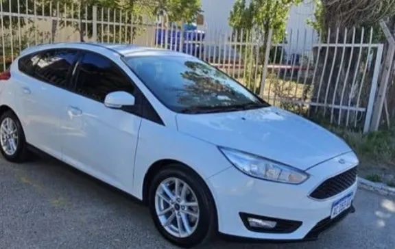 Encontraron en el barrio 232 Viviendas el Ford Focus robado en Km 3