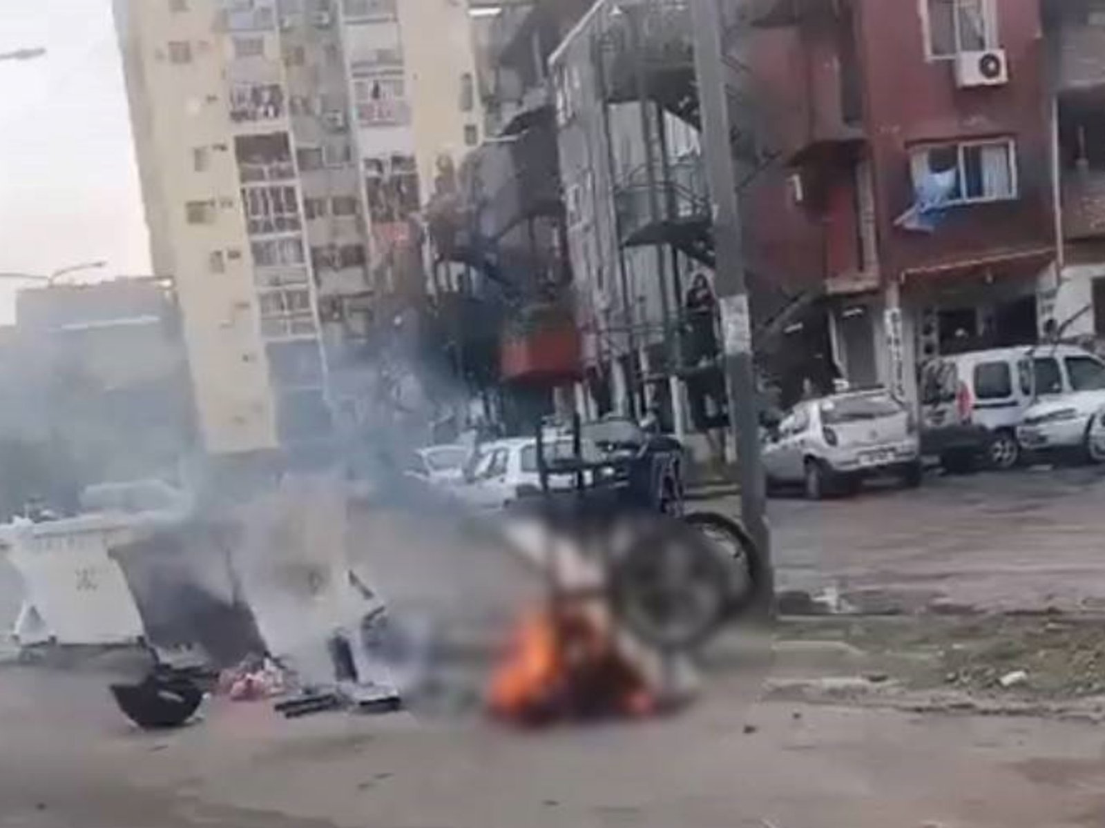 Encontraron un cuerpo calcinado dentro de un carro en Fuerte Apache