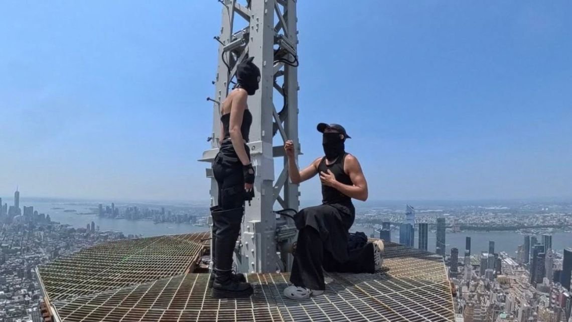 Escaladores treparon la antena del Empire State Building para comprometerse en las alturas