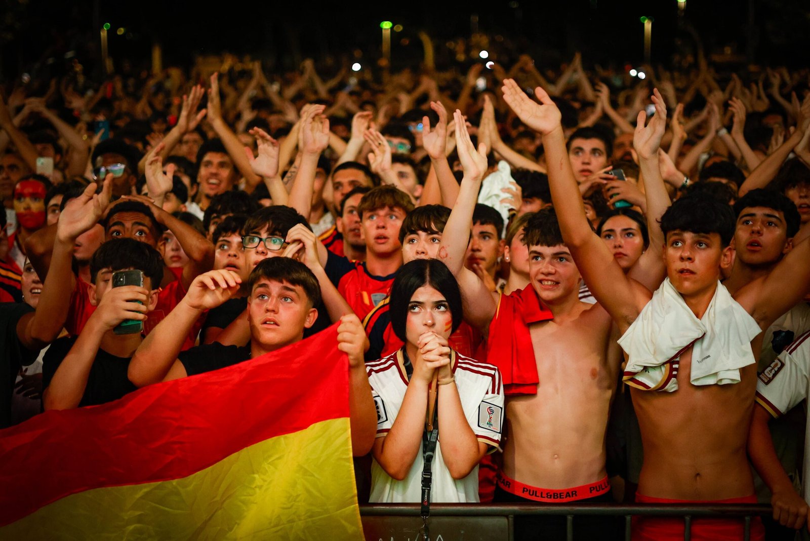 Aficionados de las elección española en Barcelona, el 19 de julio.