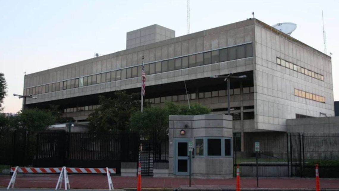 Evacuaron la Embajada de Estados Unidos en Palermo por una amenaza de bomba: el operativo dio negativo