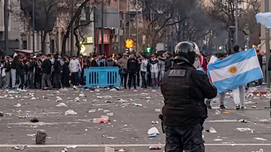 Golpeó a un policía durante la celebración por la victoria ante Inglaterra y le prohibieron asistir a festejos por la final del Mundial