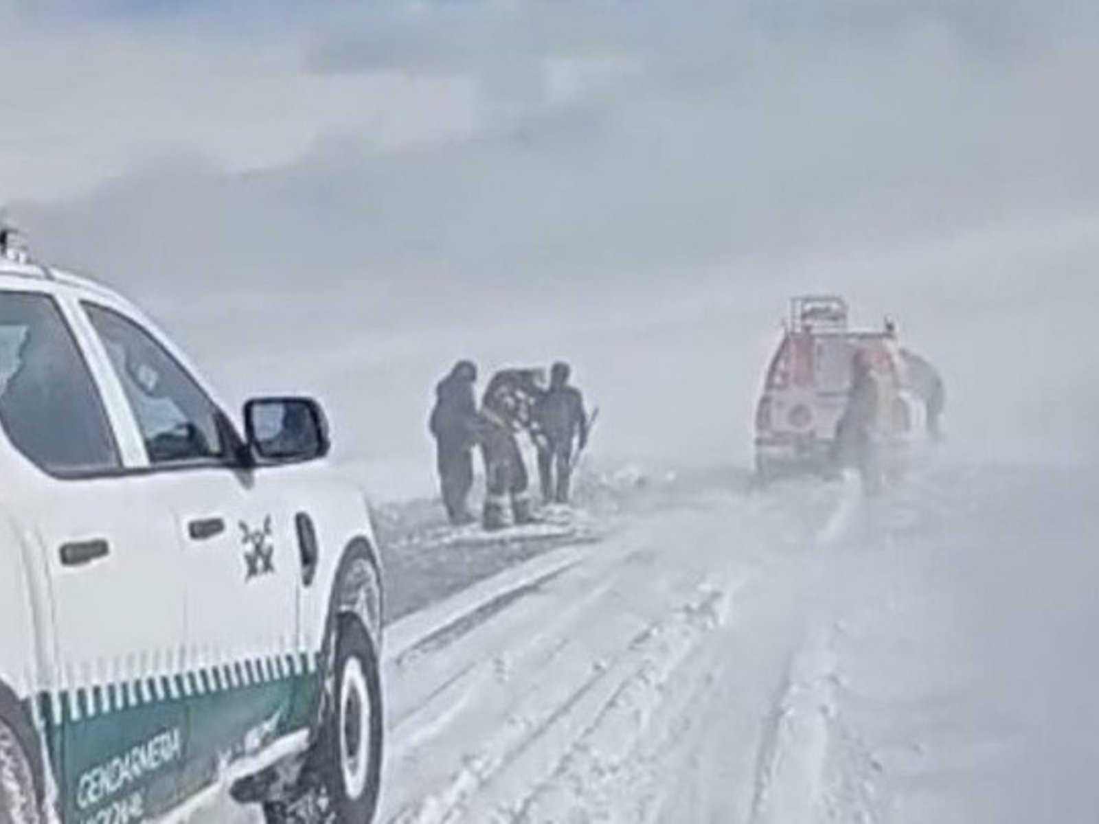 Histórica tormenta de nieve en Catamarca deja varados a cuatro trabajadores en la puna: desesperado operativo de emergencia