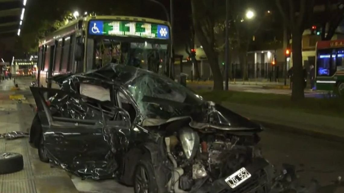 Impactante choque en Palermo entre un auto y un colectivo que iba por el Metrobús: dos mujeres heridas