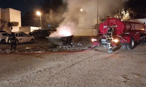 Incendio de contenedores moviliza a bomberos en el barrio 30 de Octubre