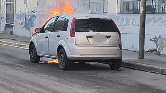 Incendio destruyó un vehículo en el centro de Comodoro Rivadavia