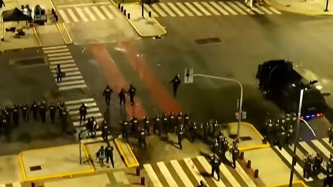 Incidentes en el Obelisco: “Esto se fue de las manos. Le tiran a la policía por la espalda. Es una locura”