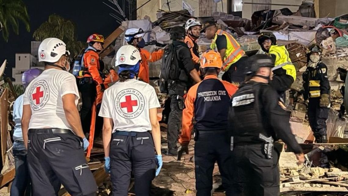 "Indecentes e inmorales": furia en Venezuela por 4 policías descubiertos robando dólares de los edificios caídos