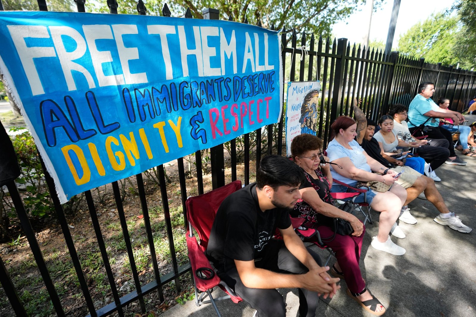 Inmigrantes denuncian ser retenidos durante días en una oficina del ICE en Miami bajo condiciones “horrendas”
