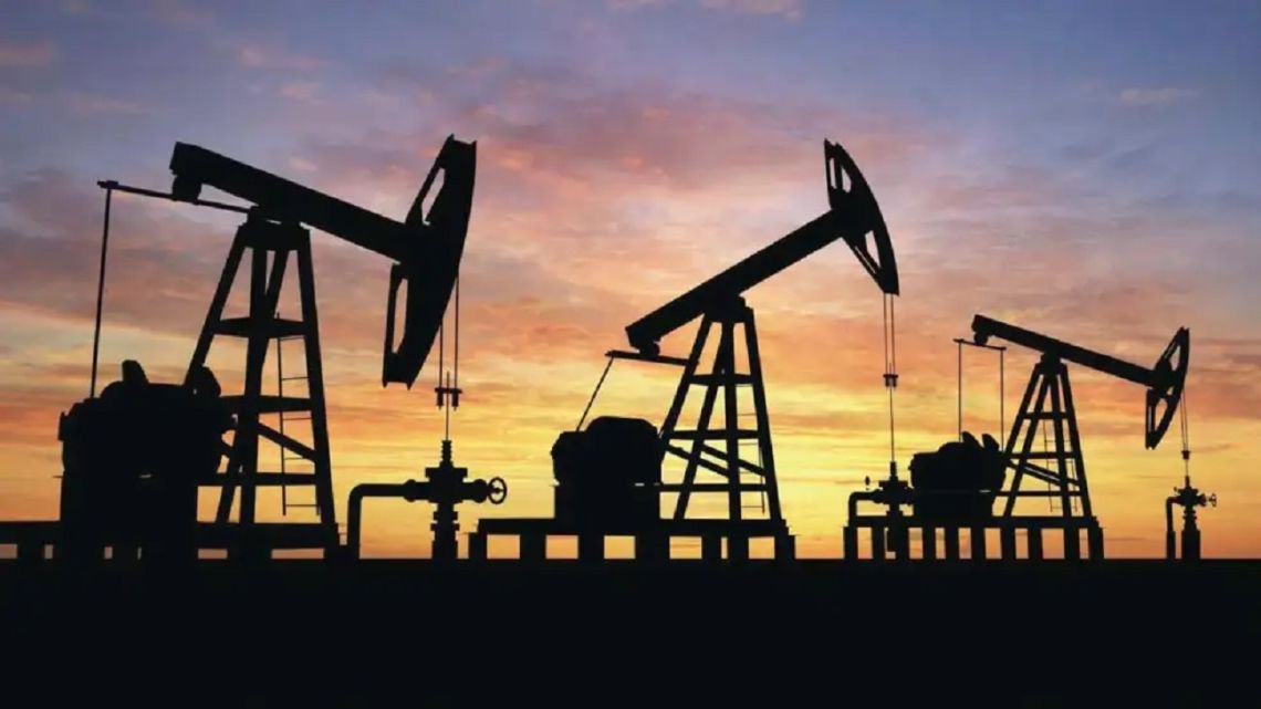 Irán llama a evacuar las bases estadounidenses del Golfo Pérsico y se dispara el precio del petróleo