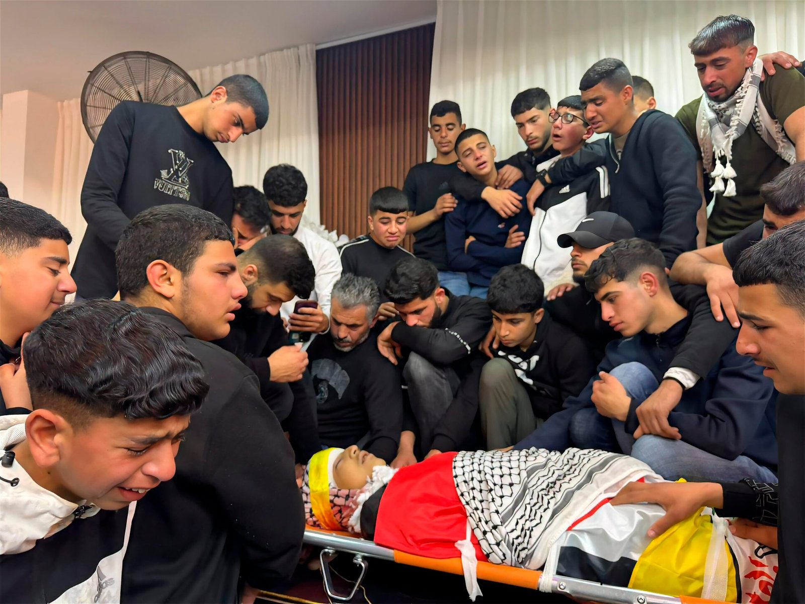 Amigos y compañeros de clase de Aws Hamdi al Nasaan, un adolescente palestino muerto por disparos de un colono israelí, velan su cadáver en Al Mugayer, en Cisjordania, le 22 de abril.
