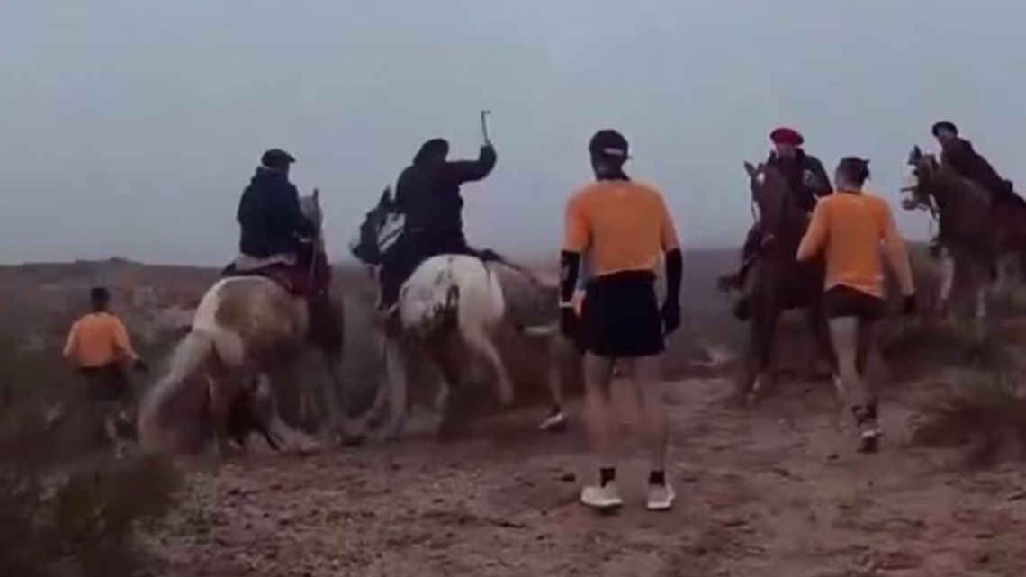 Jinetes atacaron a rebencazos a corredores en una tradicional competencia en Río Negro