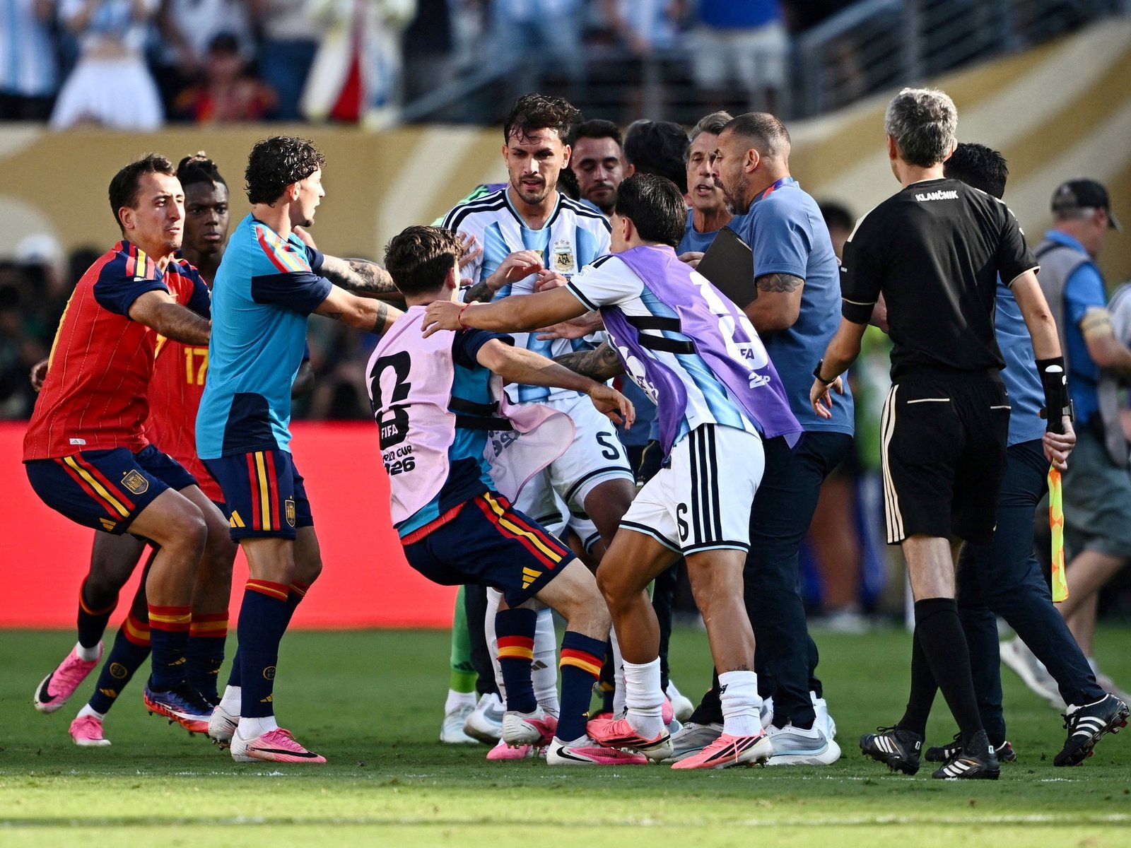 La FIFA investigará a la Argentina tras los incidentes al final del partido con España: quiénes son los futbolistas más comprometidos