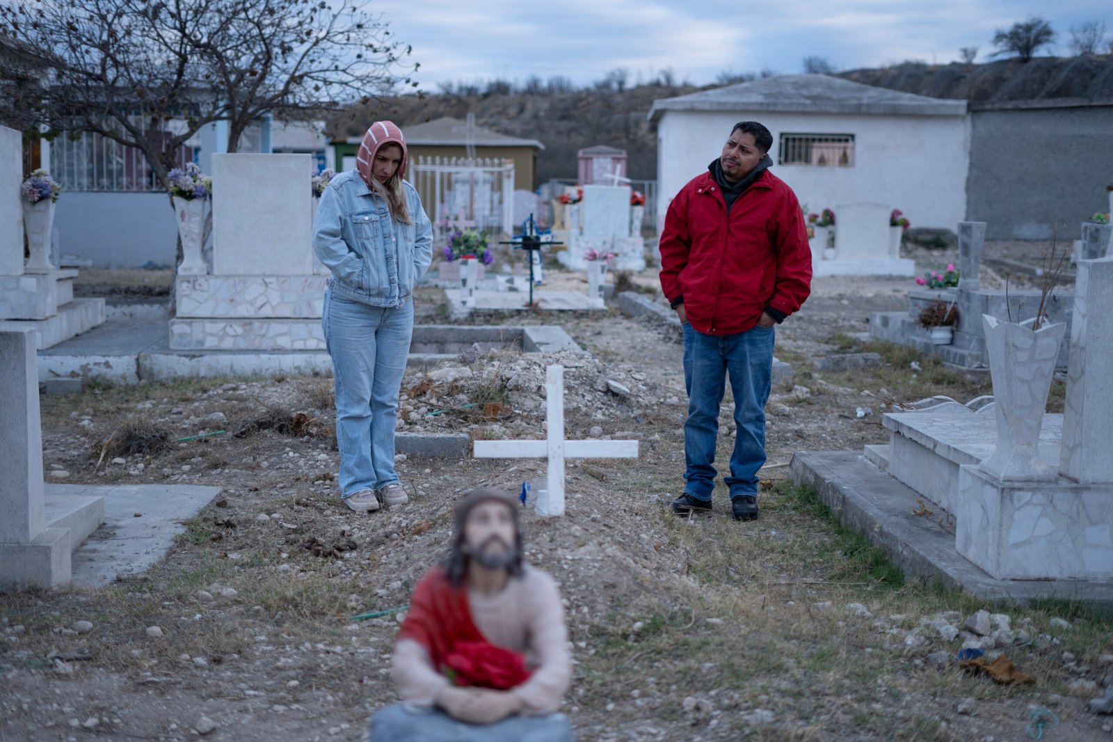 Carolina Álvarez Oviedo y Sergio Martínez Valdez en el cementerio de Cloete, Coahuila, en febrero de 2025.