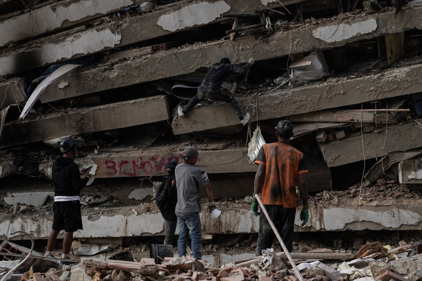 Rescatistas y voluntarios buscan víctimas del terremoto en La Guaira, el 3 de julio.